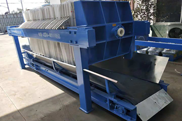 Pressure filter with conveyor belt