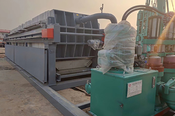Filter press with turnover plate