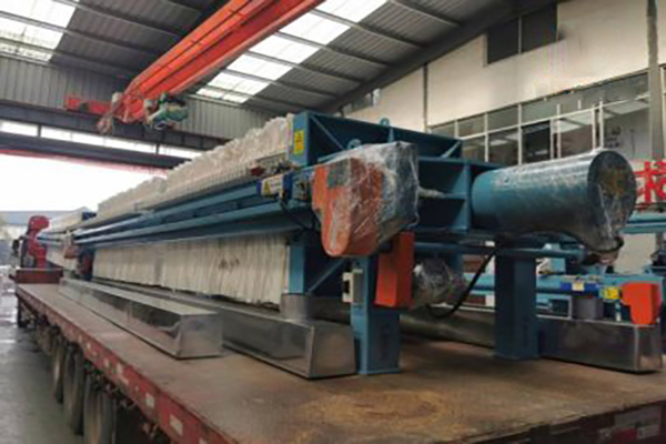 Automatic plate-pulling filter press